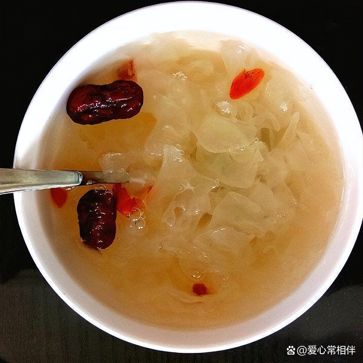 孩子嘴唇干老舔都红了怎么办,孩子嘴唇干起皮用什么药