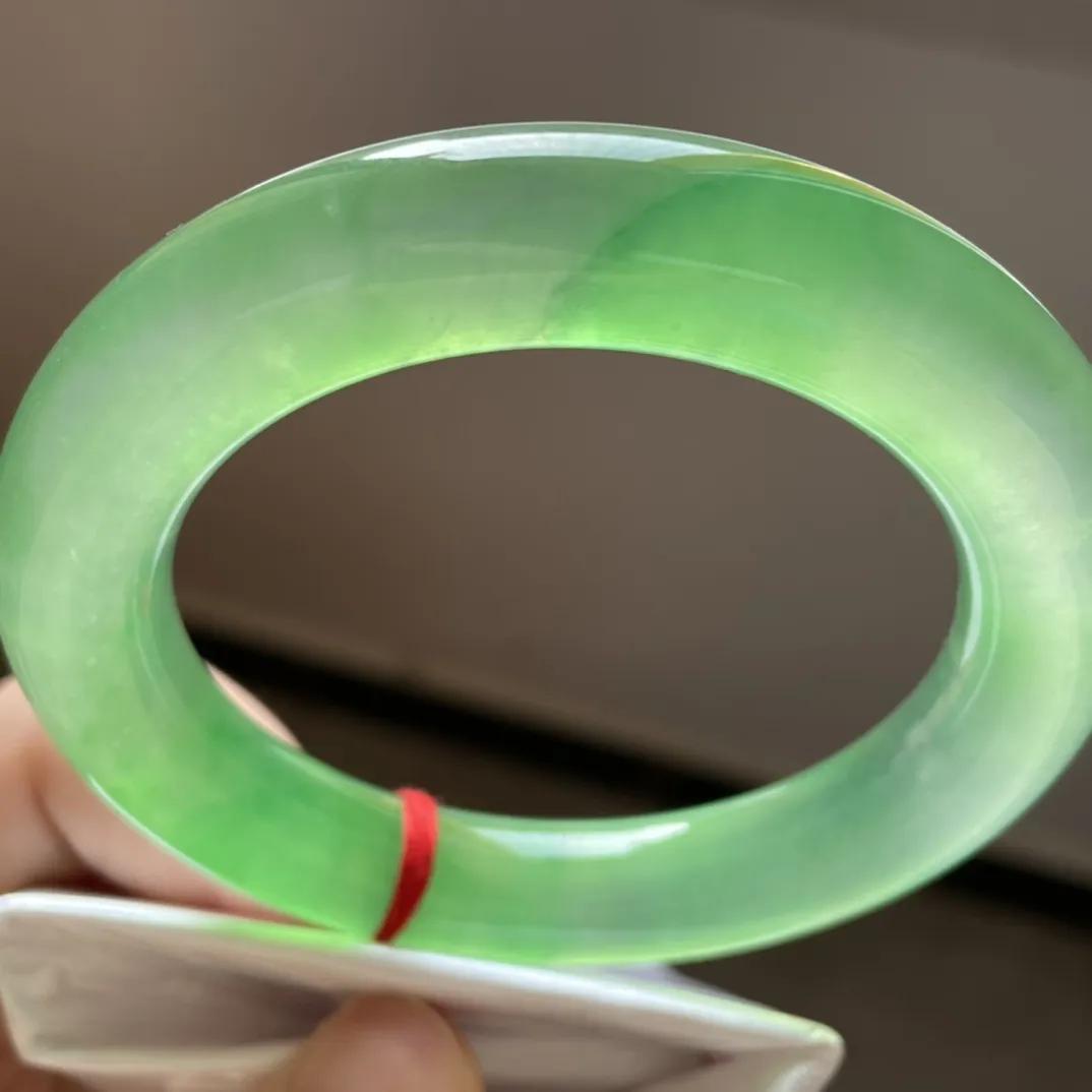 缅甸a货翡翠冰种小圆条翡翠手镯,有绿白黑三种颜色的翡翠手镯