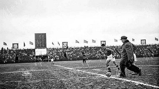 1960年中国足球开始走下坡路，贺龙下令解散国足：到部队整顿作风