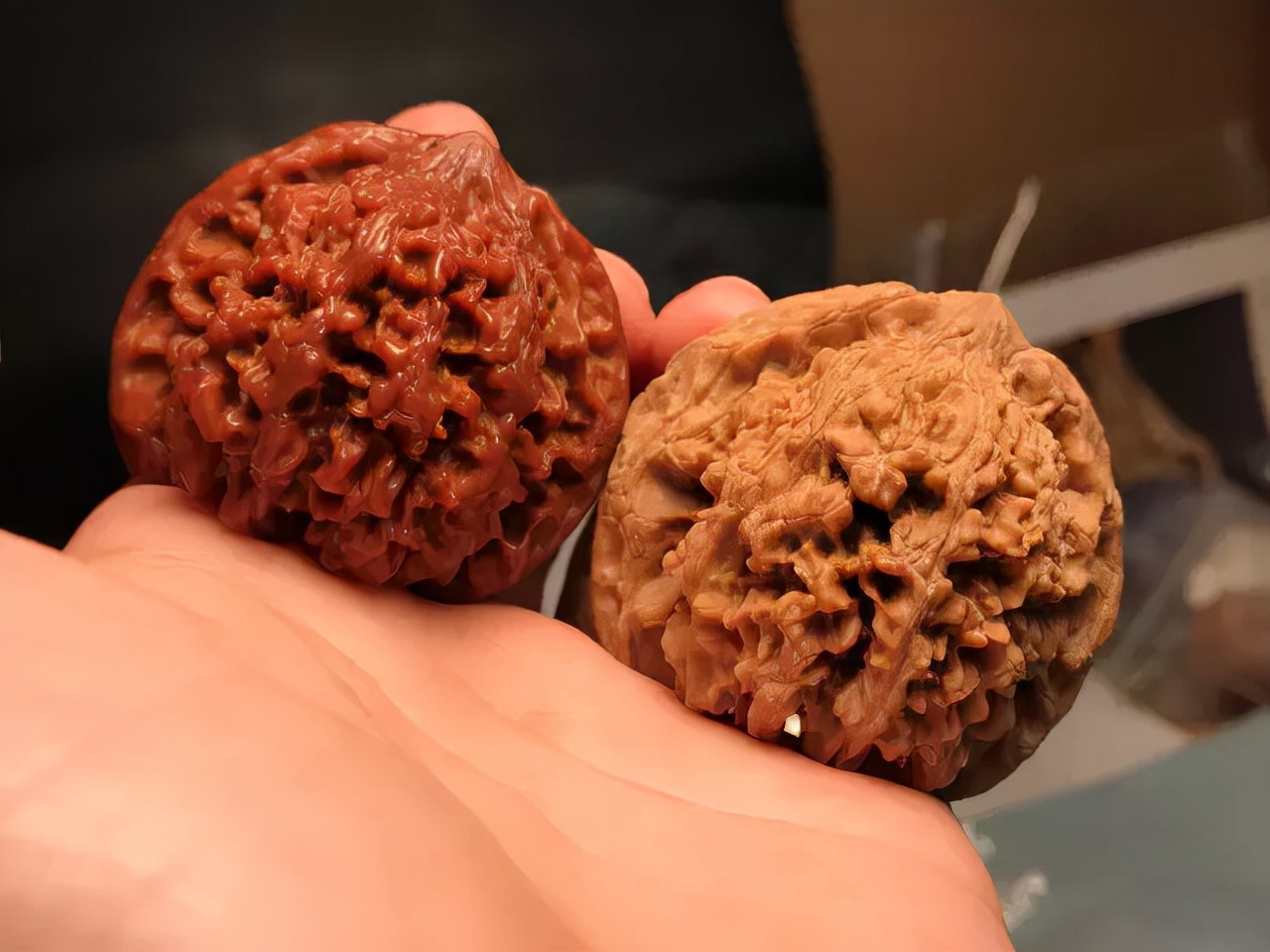 文玩核桃缝隙里黑色怎么清理,文玩核桃掉水里了可以用吹风机吗