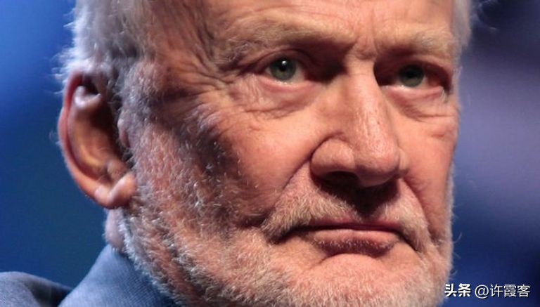 九死一生的阿波罗登月计划，实验中死亡三人，阿姆斯特朗差点牺牲