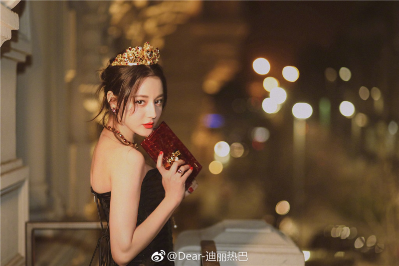 迪丽热巴的微博考古：灭蚊复仇者、绰号为月半、脑洞无限