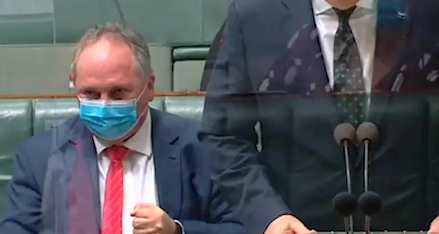 澳议员会议上抠鼻屎，还塞嘴里，视频疯传！疑似新型核酸检测？