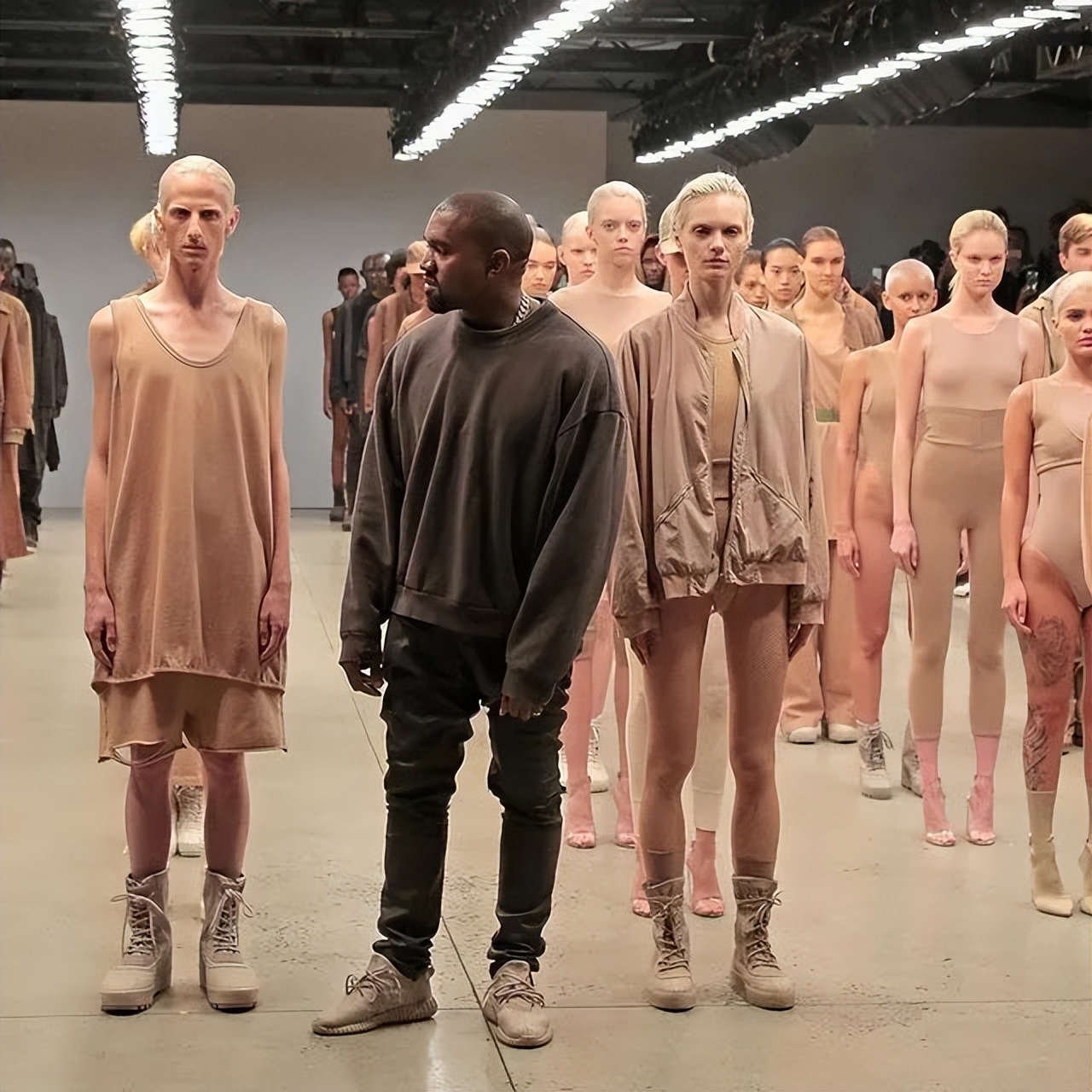 adidas重新发售yeezy (adidas yeezy积压库存超5亿美元)