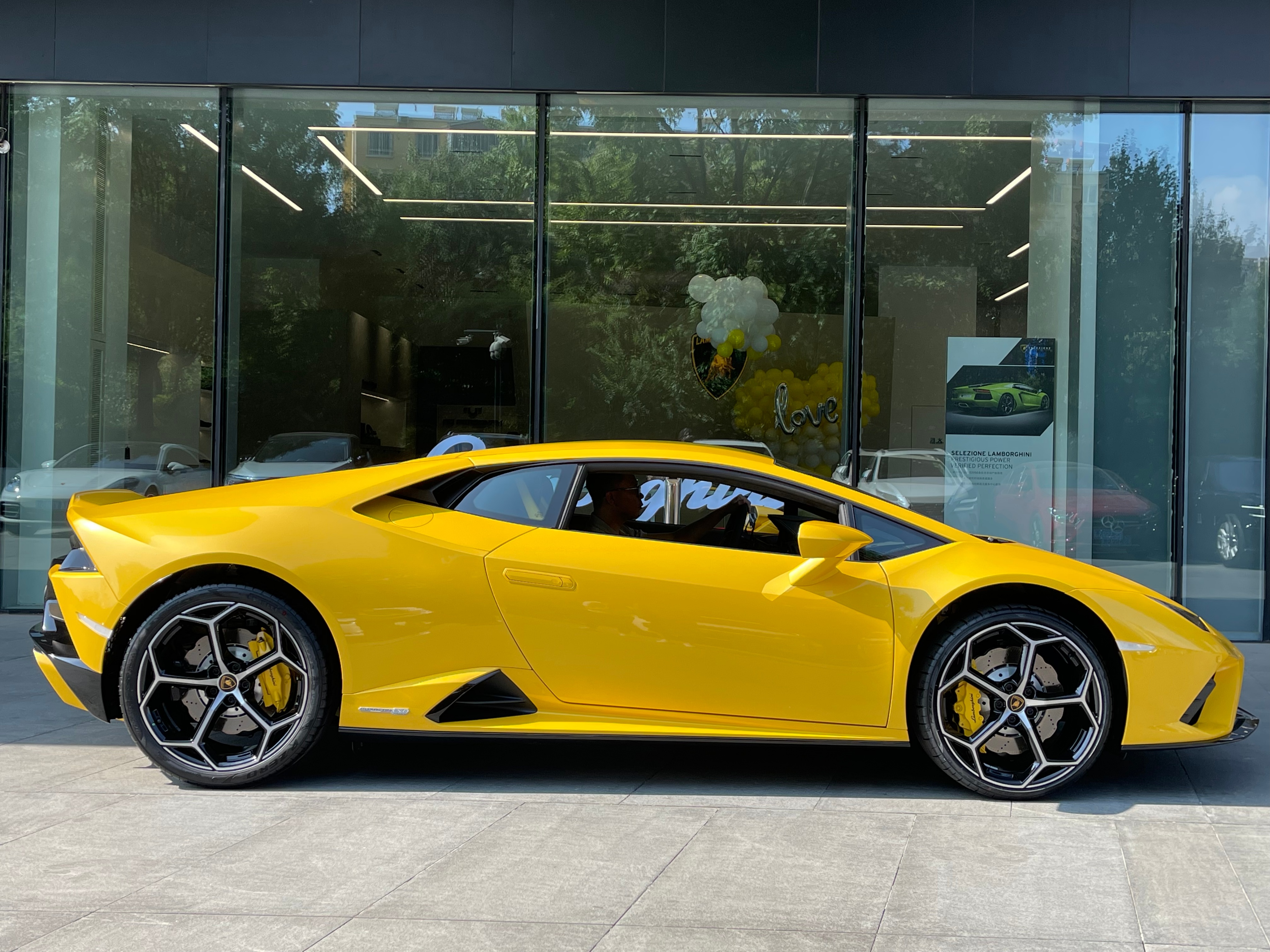 兰博基尼小牛45万的车,新车喜提兰博基尼小牛