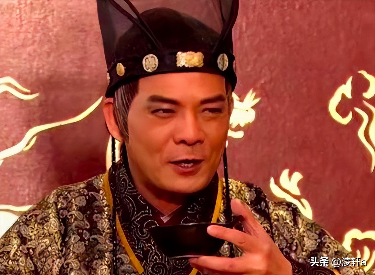 装傻30余年,被宦官当成痴呆扶上皇位,一道圣旨让他们后悔不已