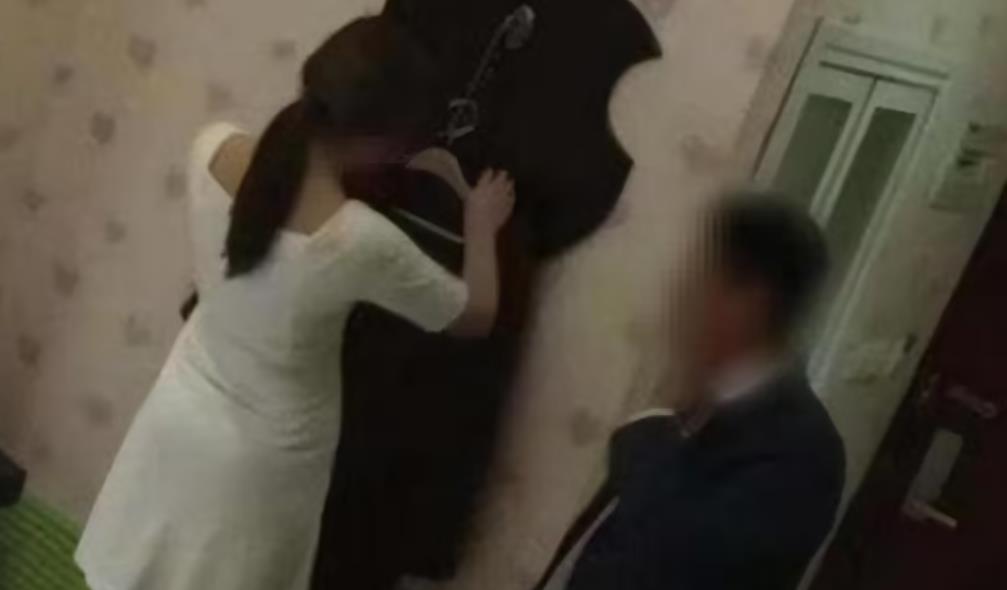 54岁男子与女子有染，女子哀求：我不敢了，请放过我