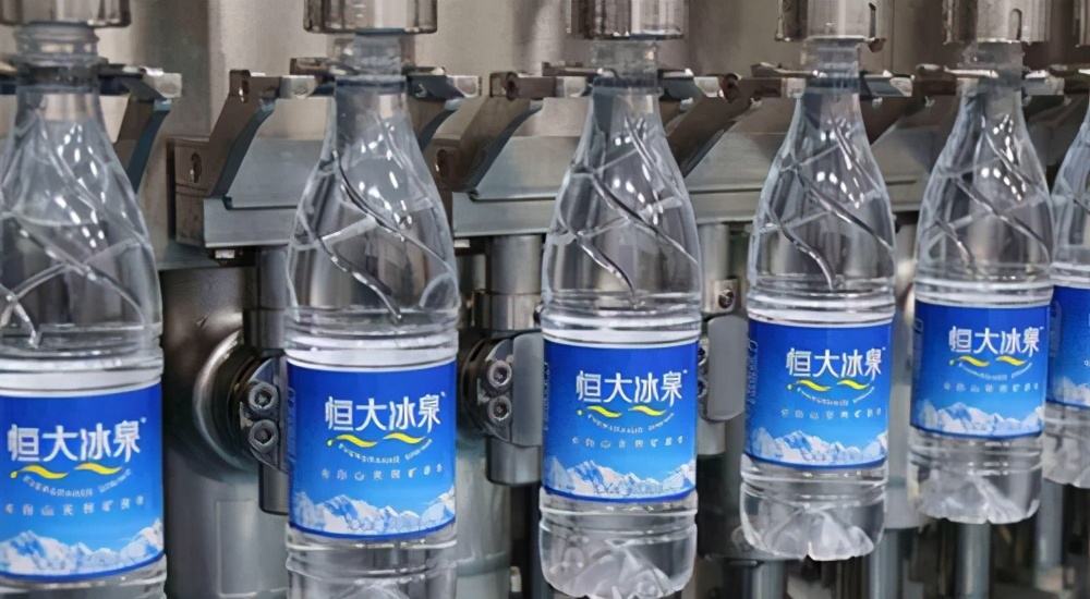 恒大冰泉瓶装水，花60亿打广告亏了40亿，无奈溃败离场