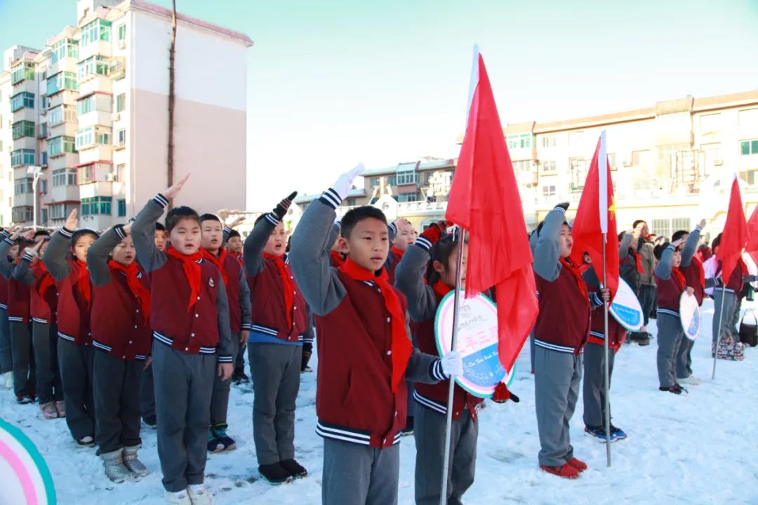 赓续足球文化献礼*党**二十大——明山区实验小学新学期主题升旗仪式