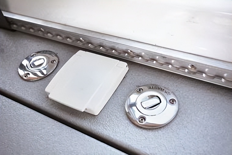 陆地巡洋舰7大洲探险 (陆地巡洋舰历史车型)