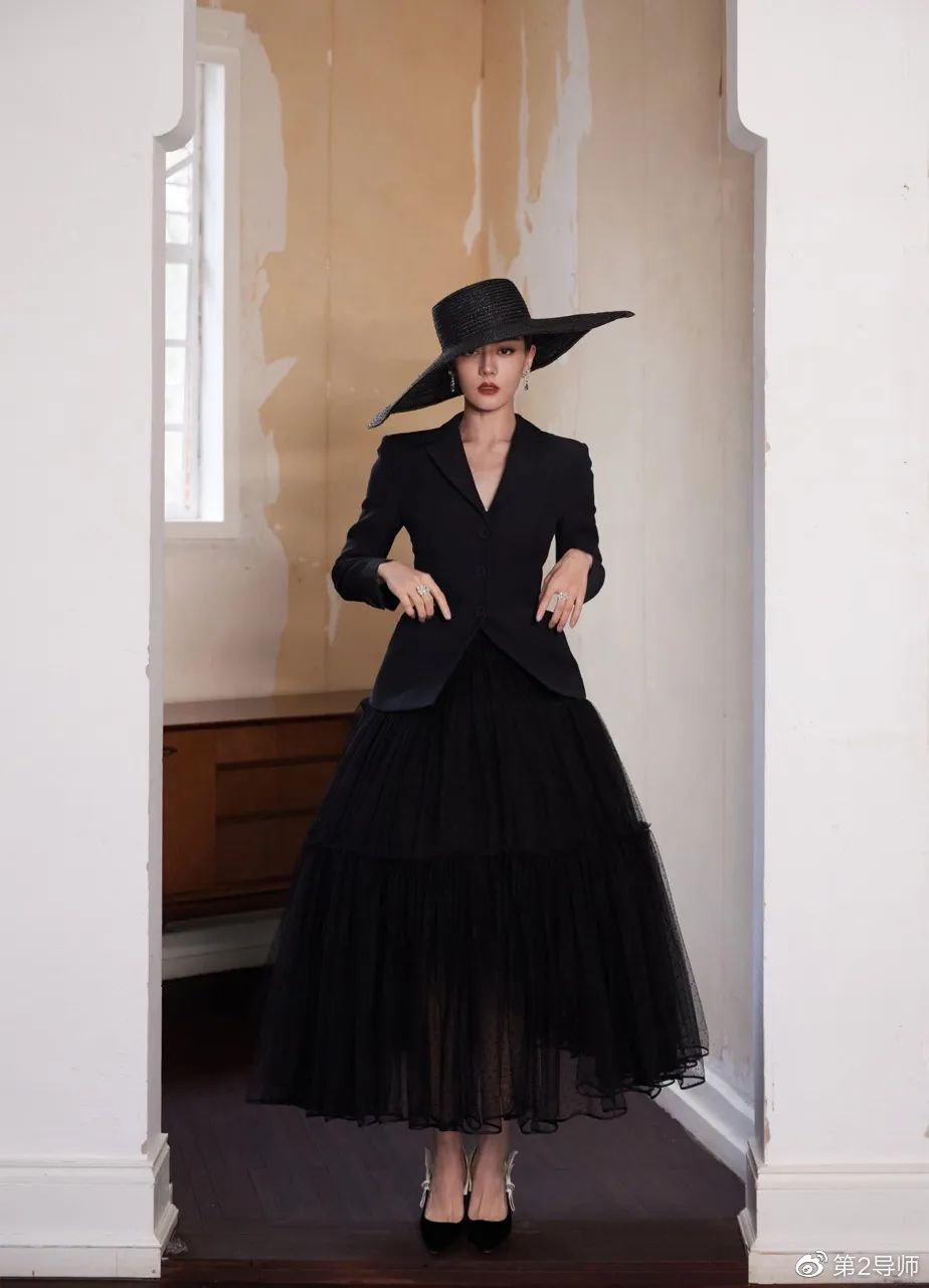 微博之夜红毯红色礼裙造型,微博之夜明星都有几套高定