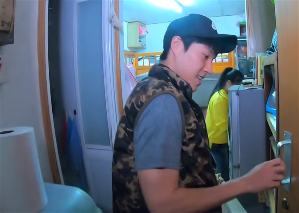 香港单亲妈妈住8平方劏房,香港单亲妈妈带3岁女儿住劏房