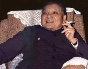 1988年，*小平邓**会场吸烟，台下递过来一张纸：请小平同志不要吸烟