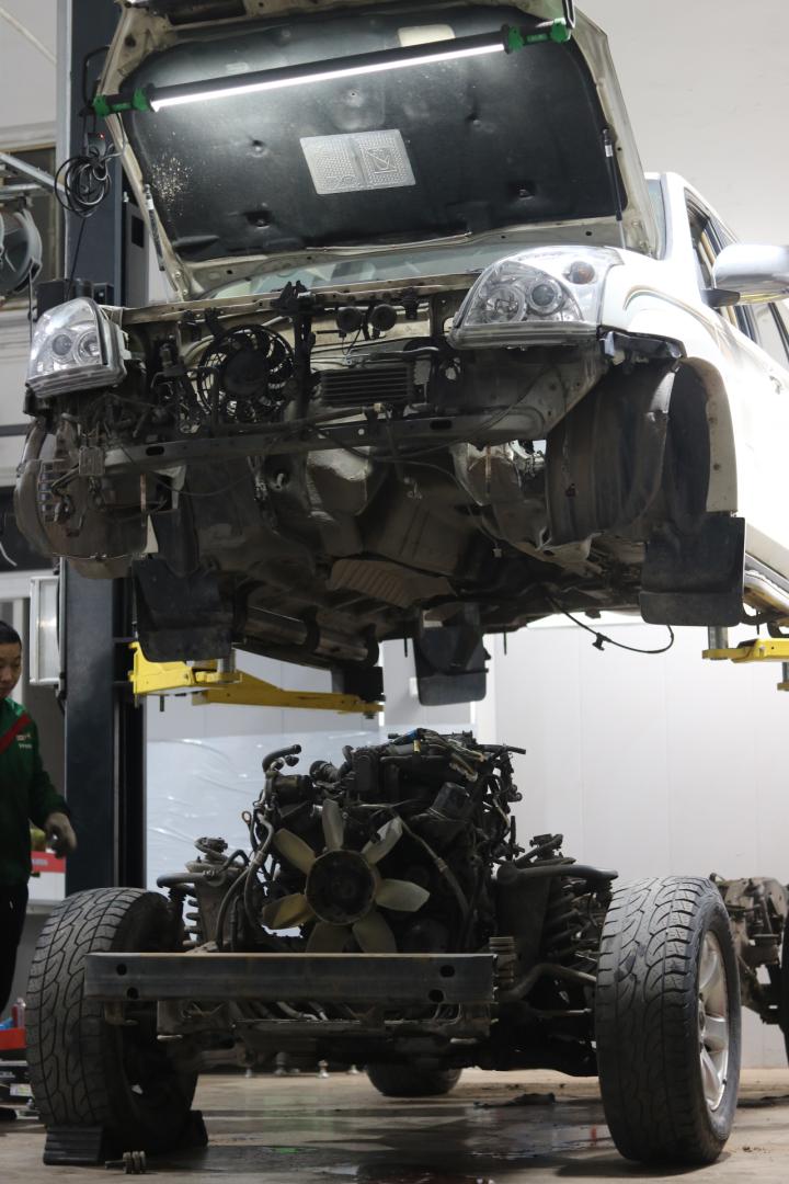 03年丰田霸道全车翻新多少钱,2004款丰田霸道拆车视频