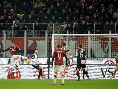 足球比赛中，不仅有红牌黄牌，还有裁判自己罚下自己？