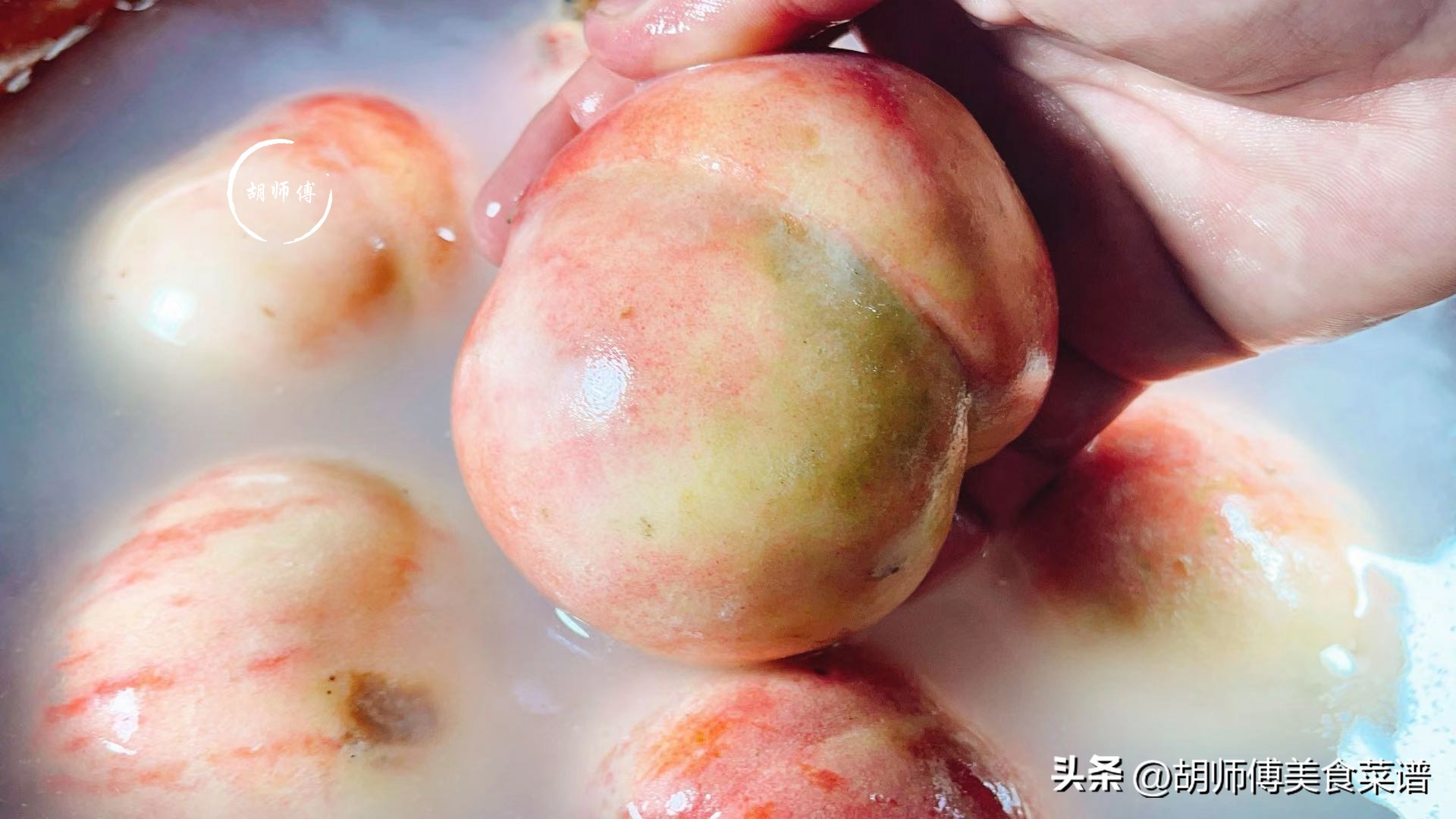 挑选桃子的正确方式,买桃子要买什么样的才甜