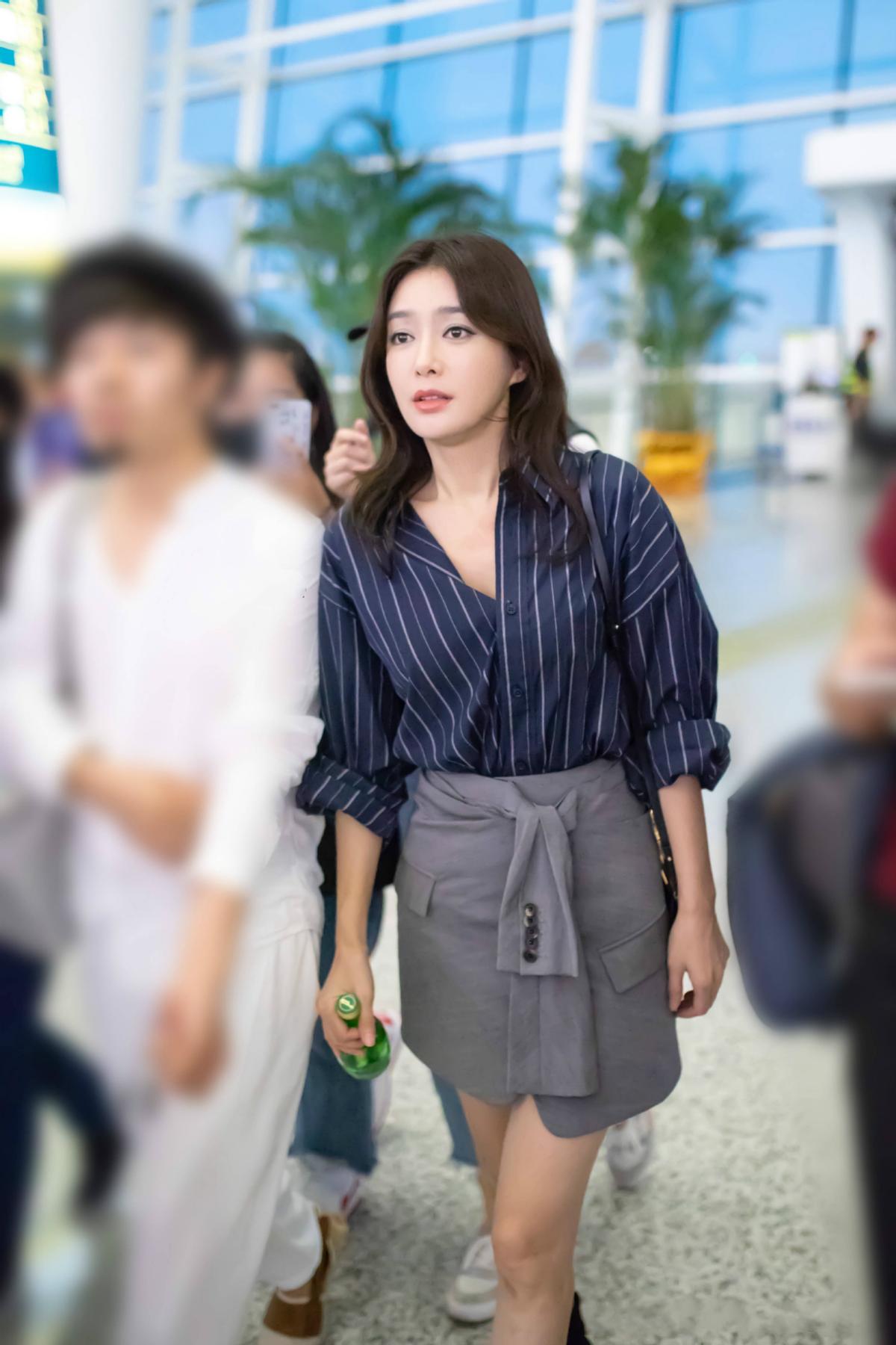 秦岚穿黑色吊带礼服气质成熟优雅,理智派秦岚黑西装配红吊带