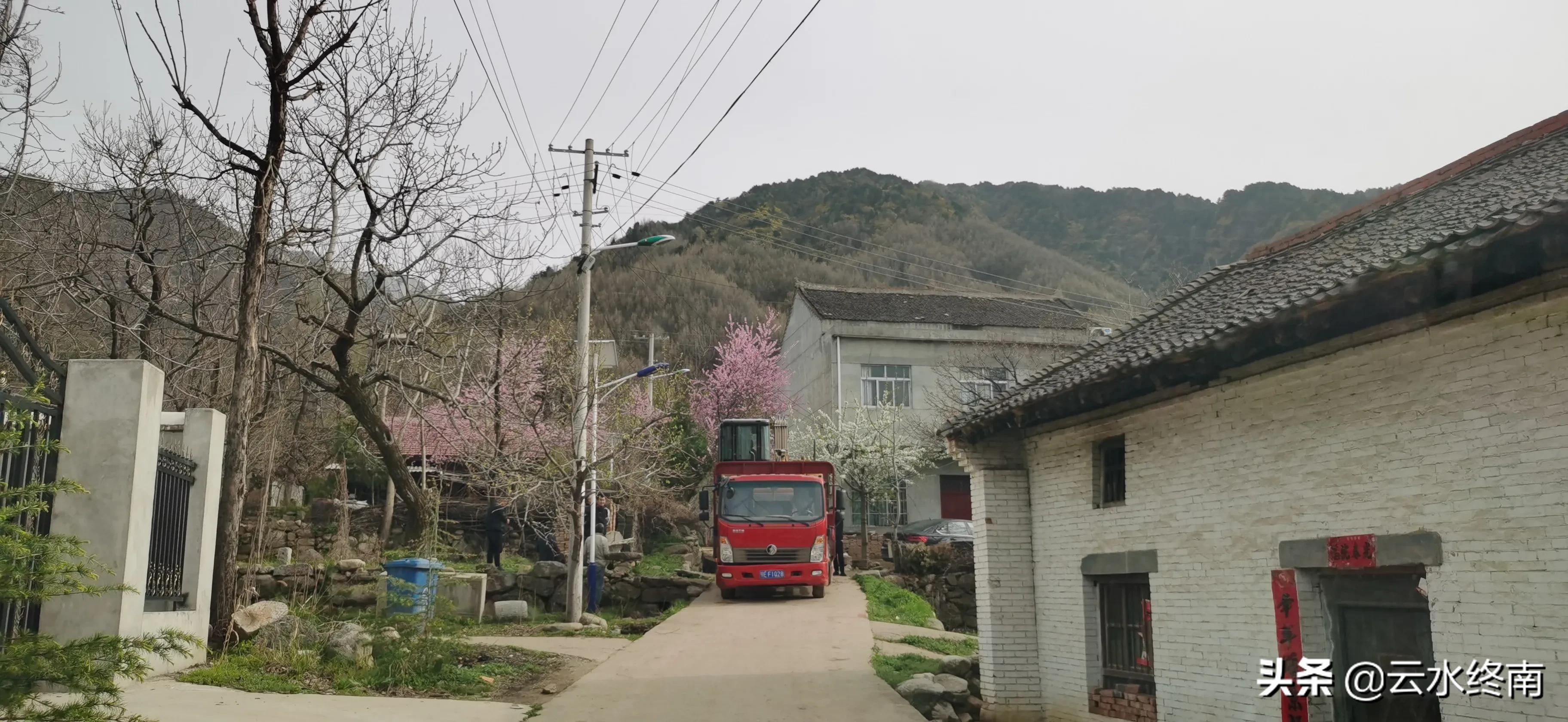 野逛桐花沟，我想欺骗一个老汉却被识破，不料却发现了一个峪口