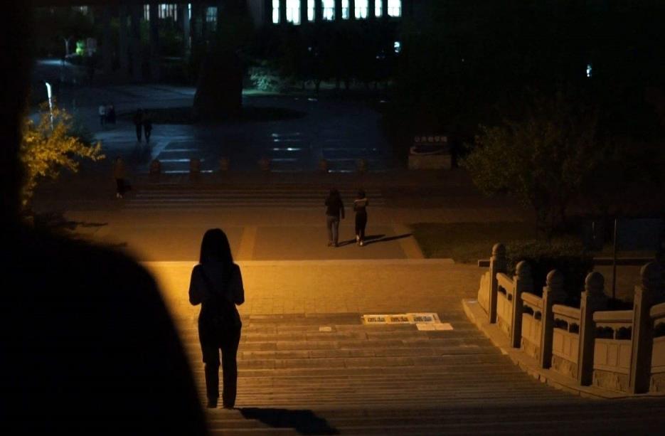 勇敢女生视频,勇敢女孩的自救