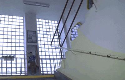 一哥们在殡仪馆守灵，闲着无聊，半夜用手机搜附近的人