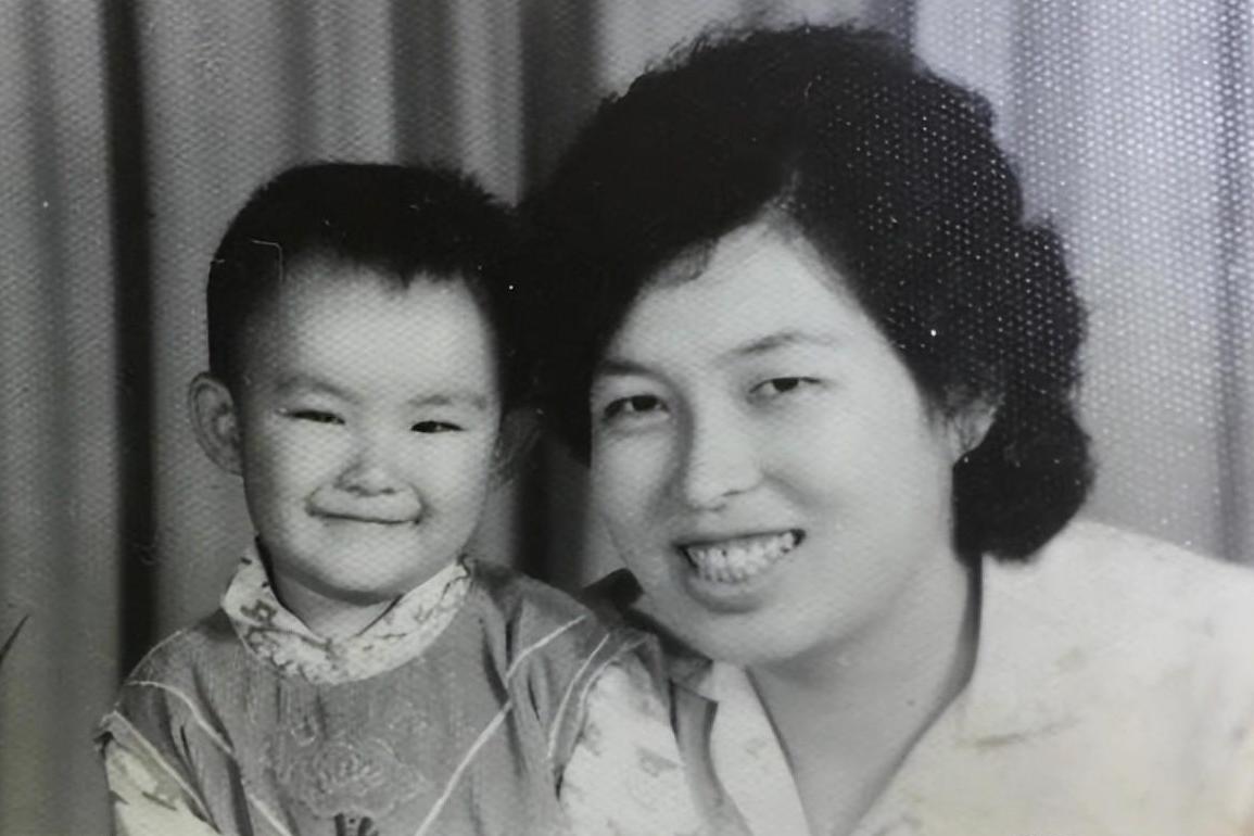 著名主持人李艾：嫁给自己经纪人，婚后一直分房睡，连楼层都不同