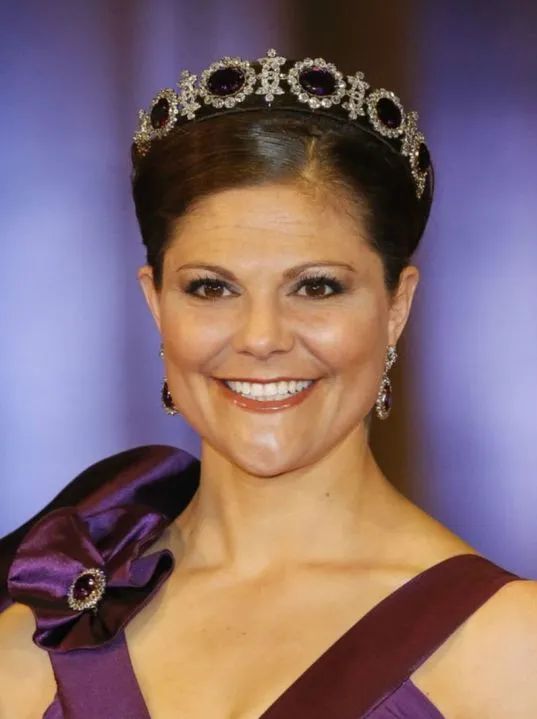 苏富比上拍戴妃紫水晶项链坠，竟然被卡戴珊抢到？她真的赚到了吗？