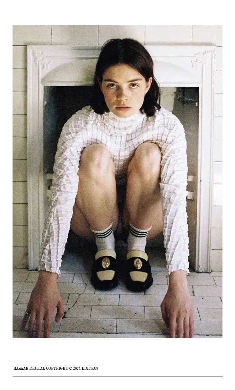 贾玲穿的鞋子品牌,贾玲今年春节穿的鞋