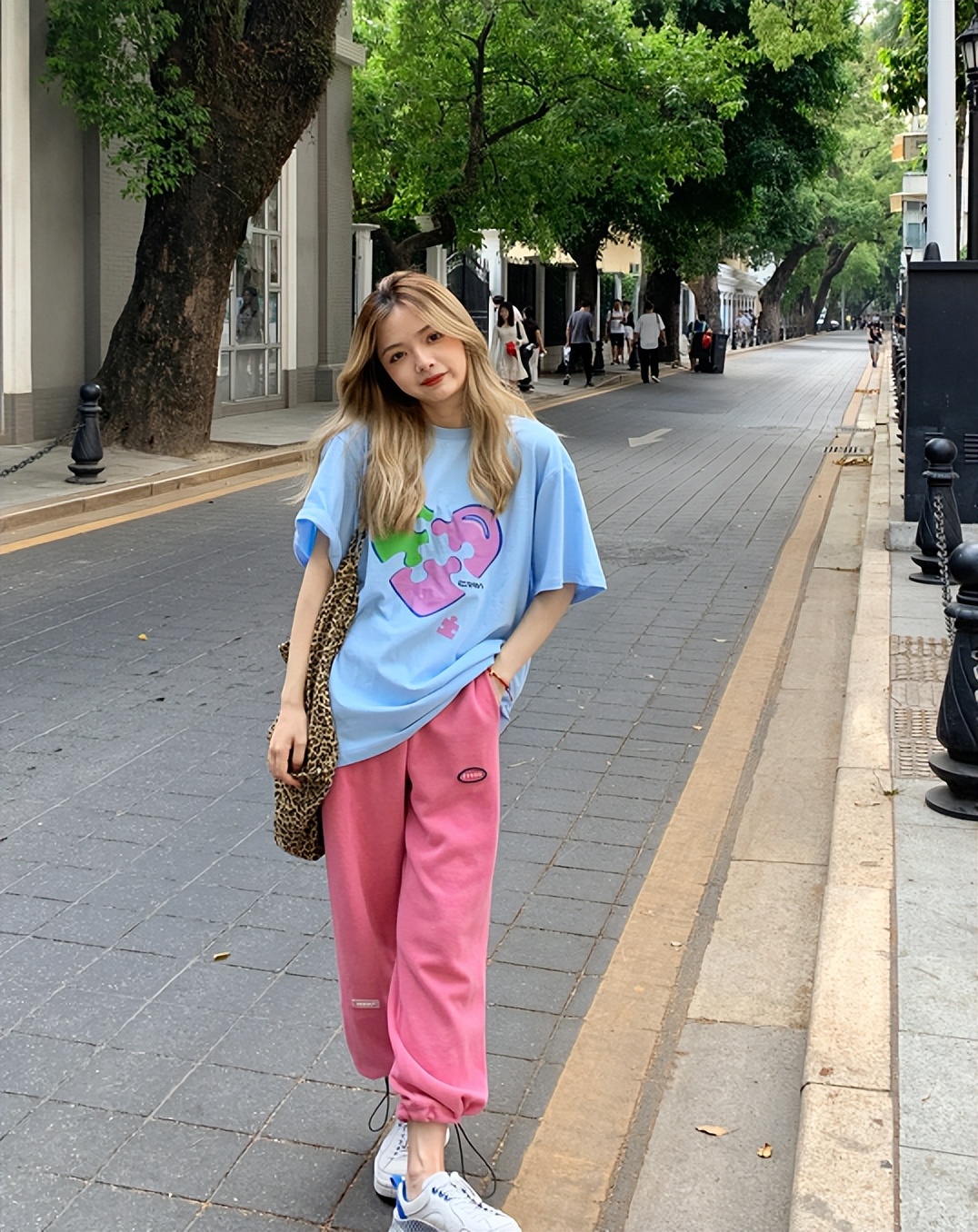 白t恤搭浅蓝色破洞裤子,咖啡色裤子可以搭浅蓝色t恤