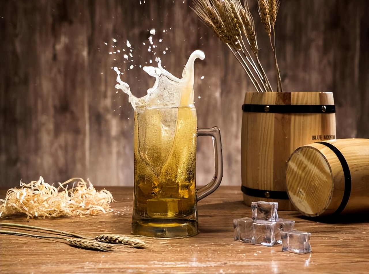 每晚喝一瓶啤酒的人会怎样,每天喝1瓶啤酒会怎样