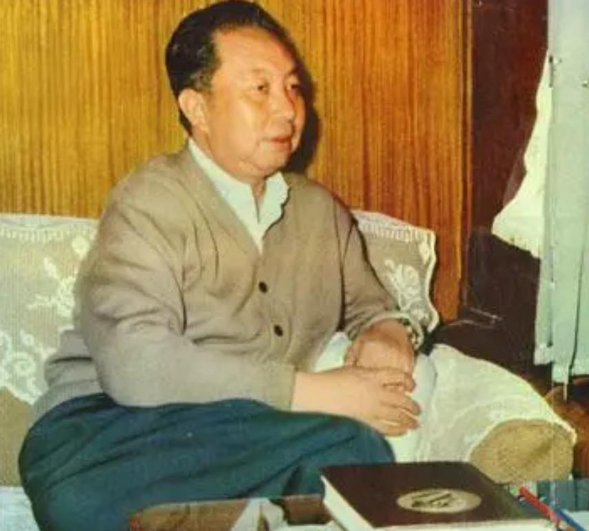 2008年*国锋华**去世，葬礼上一男子高举横幅，用16字诠释了他的一生