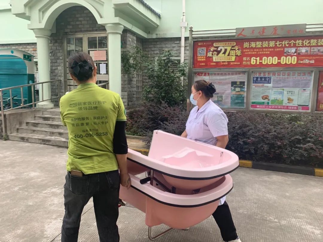 给老人洗澡一年没洗,为老人洗一次澡