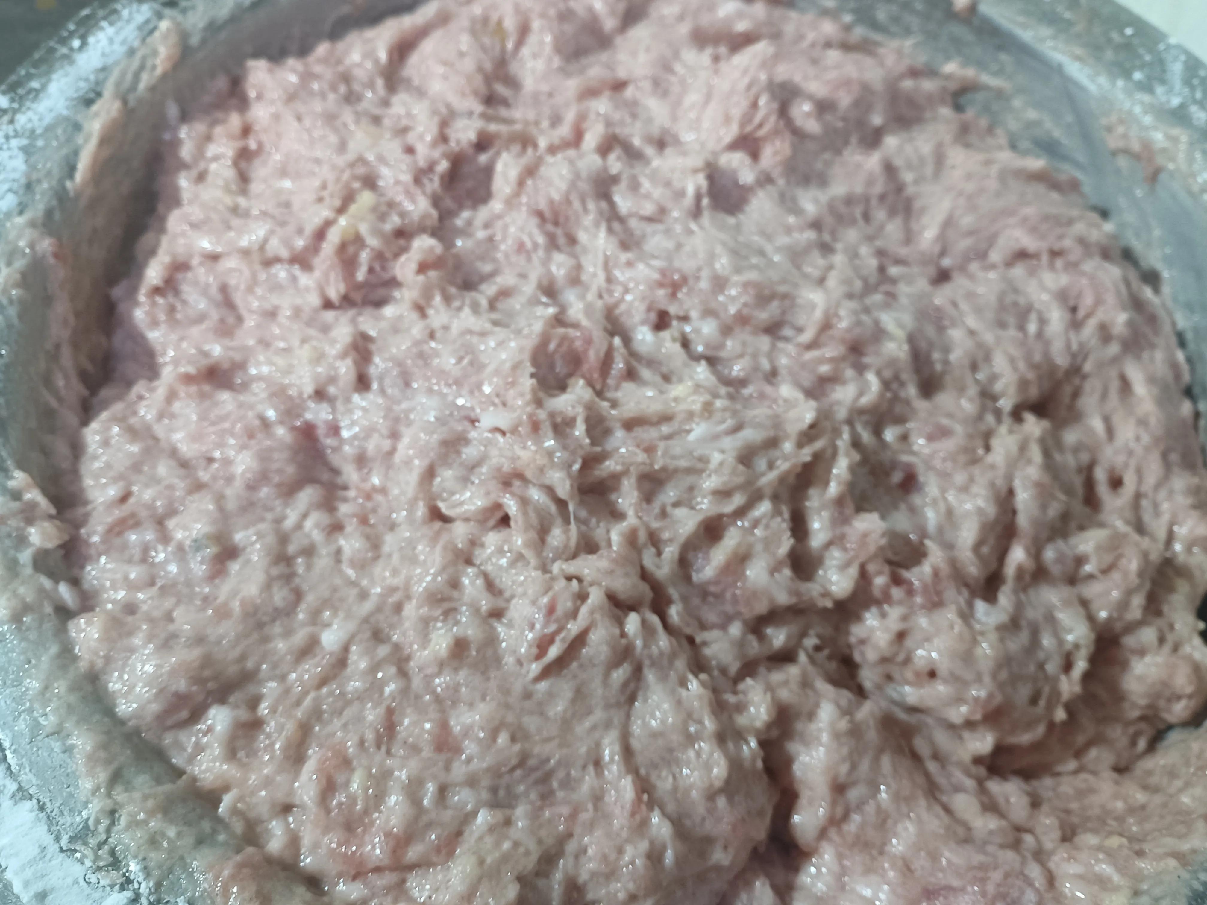 教你炸肉丸子的家常传统做法步骤,炸肉丸子妙招不粘手