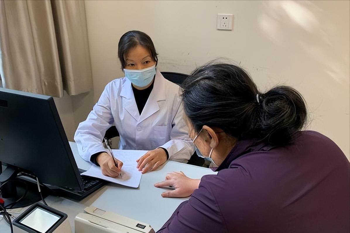 皮肤长小肉疙瘩可能是这3种类型,皮肤上的小肉球是疣吗