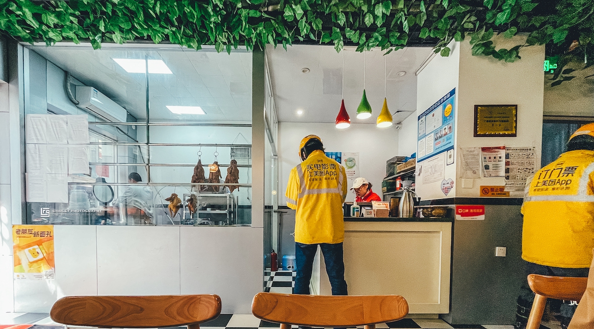 曾经的上海第一美食街，如今萧条冷清餐厅相继关门，旧改启动在即