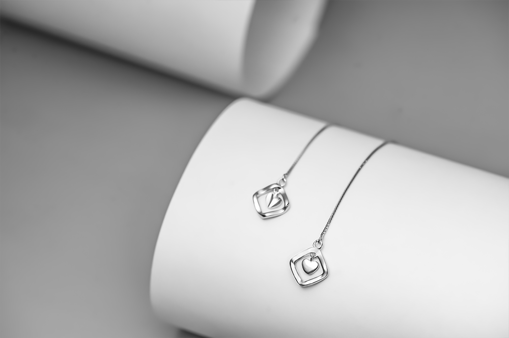 金饰比银饰显老吗,戴金饰和银饰哪个保值