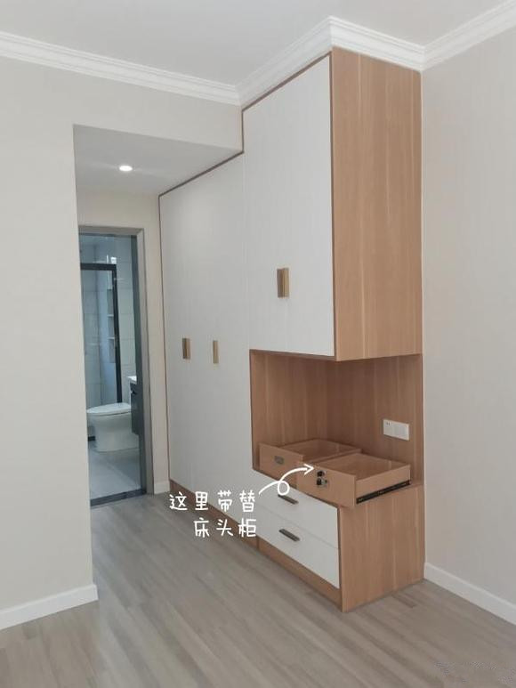 新房简单装修完工，客厅做双眼皮吊顶，电视墙材质是石膏线