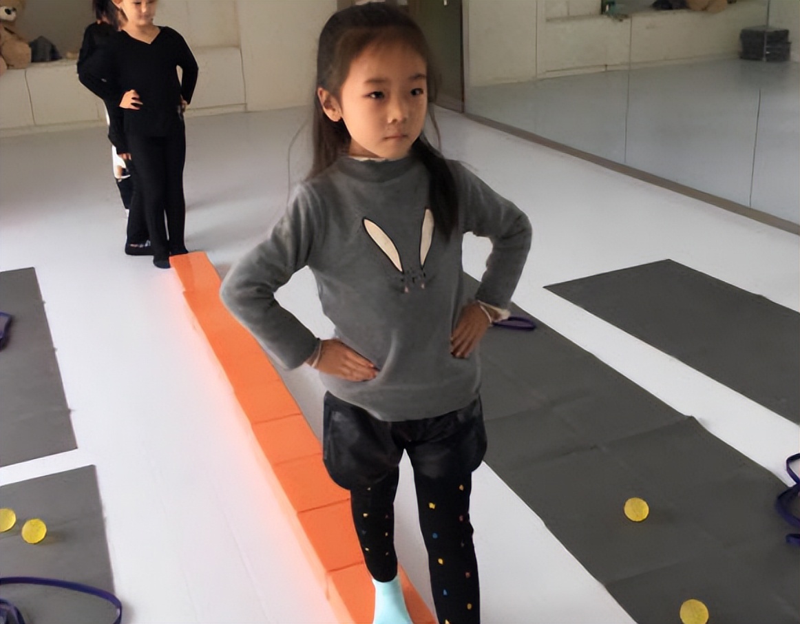 闺蜜花20万试管生混血宝宝视频,30岁女模特试管生下混血三胞胎