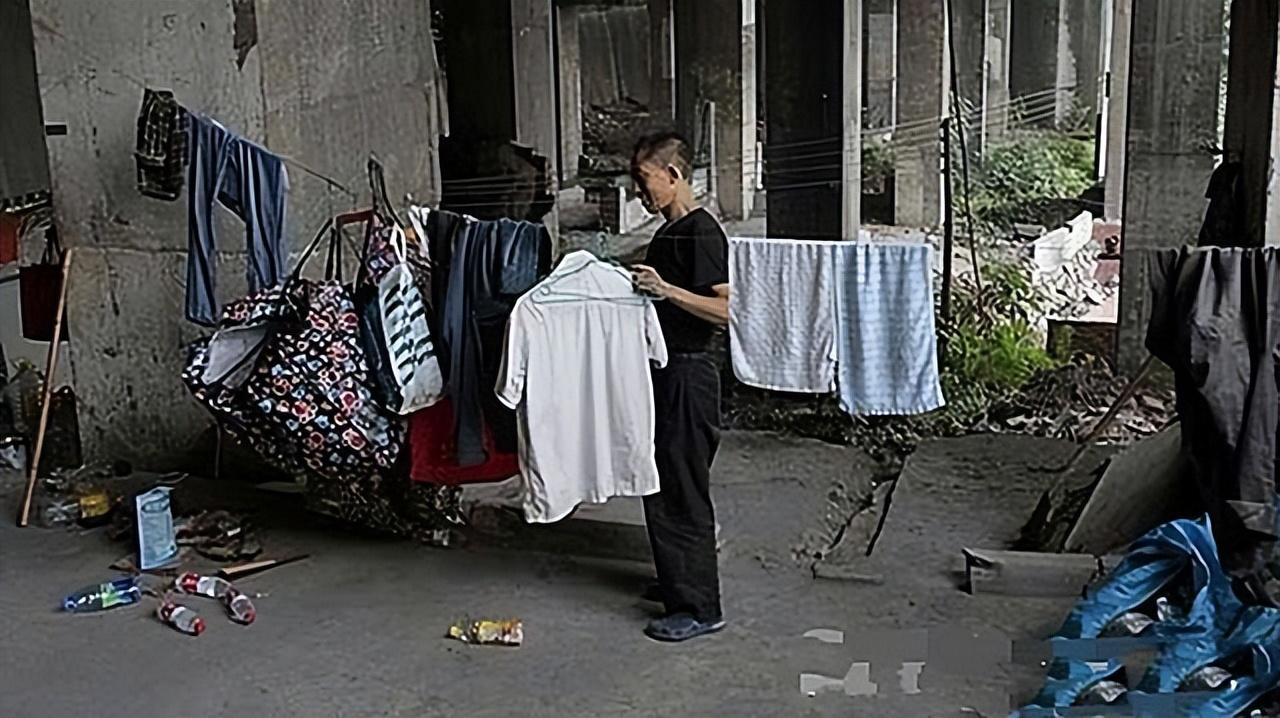 男子在桥洞下研究彩票18年,男子蜗居桥洞研究彩票后续