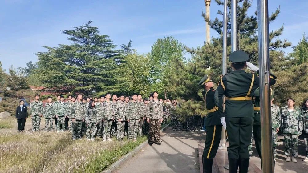 温馨*月天五**感恩母亲节|泰山电校主题升旗仪式