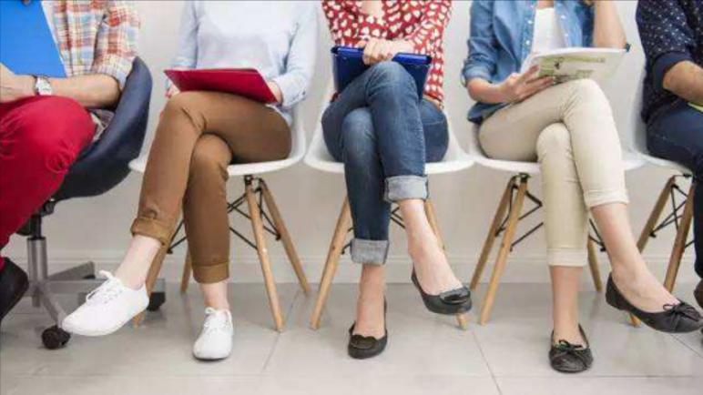 总是腰酸背痛？到底是什么原因？医生：睡前这样趴一趴或许管用！