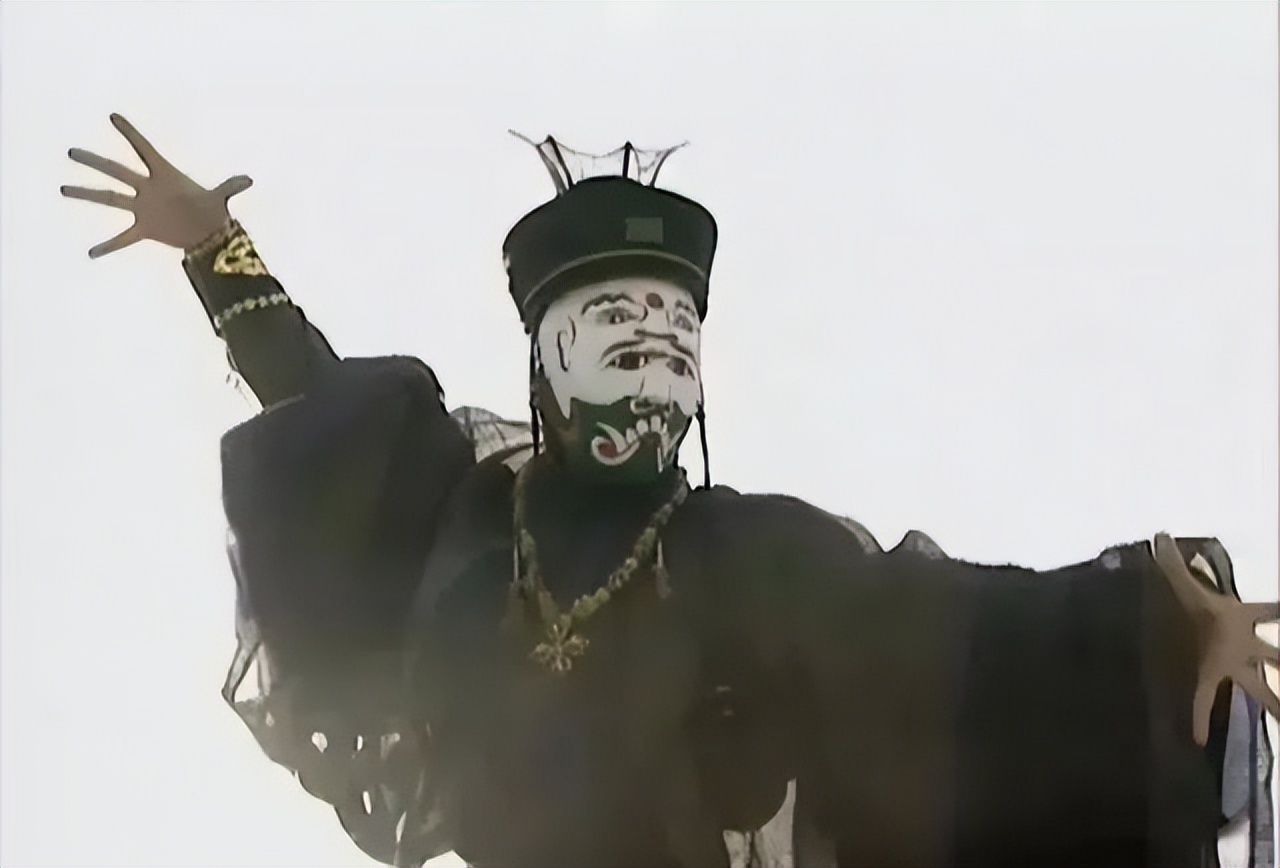 鑳″啗鐗堝皠闆曡嫳闆勪紶涓殑绁為洉渚犱荆,鑳″啗婕旂殑灏勯洉鑻遍泟浼犵涓夊崄涓冮泦