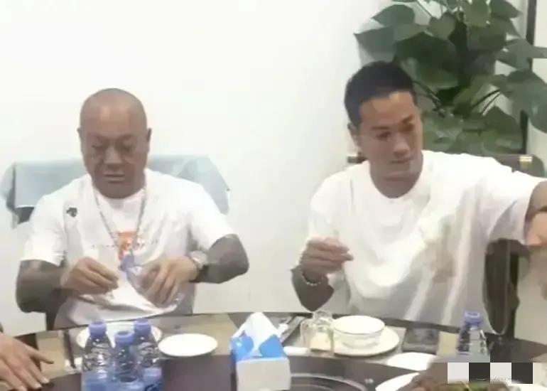 港星黄竣锋被捅伤,对方说认错人了,上次任达华受伤,也说认错了