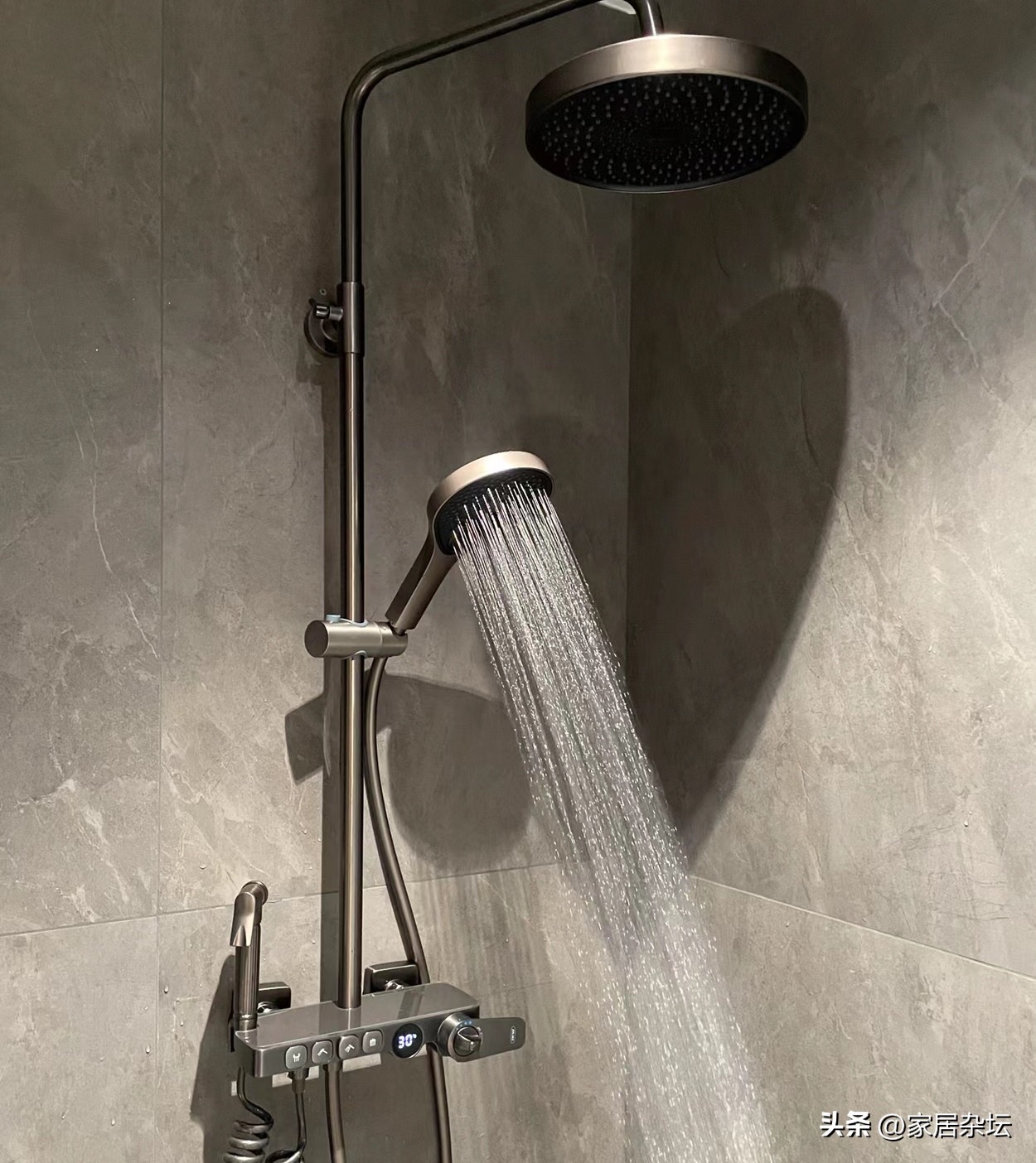 花洒用了三年还能换吗,入住一年的卫生间