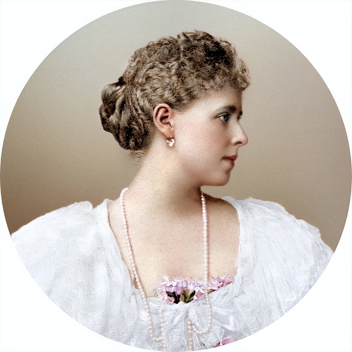 罗马尼亚末代皇后：18岁嫁王储，晚年被儿子驱逐，住在吸血鬼城堡