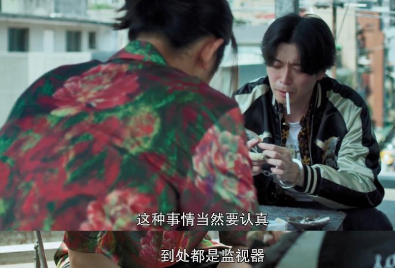 比《哭悲》还上头？逃犯吃屎，警察“全裸”查案，致敬《无间道》