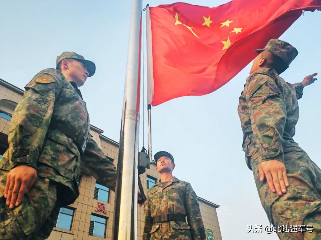 敬礼鲜艳的五星红旗,鲜艳五星红旗下敬礼视频