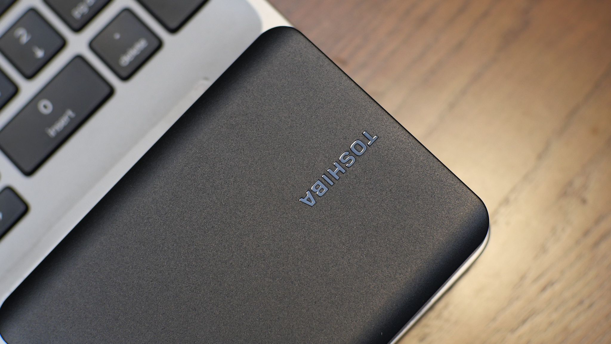 小体积大容量，4TB的超大数据也能装入口袋东芝4TB旗舰A5移动硬盘