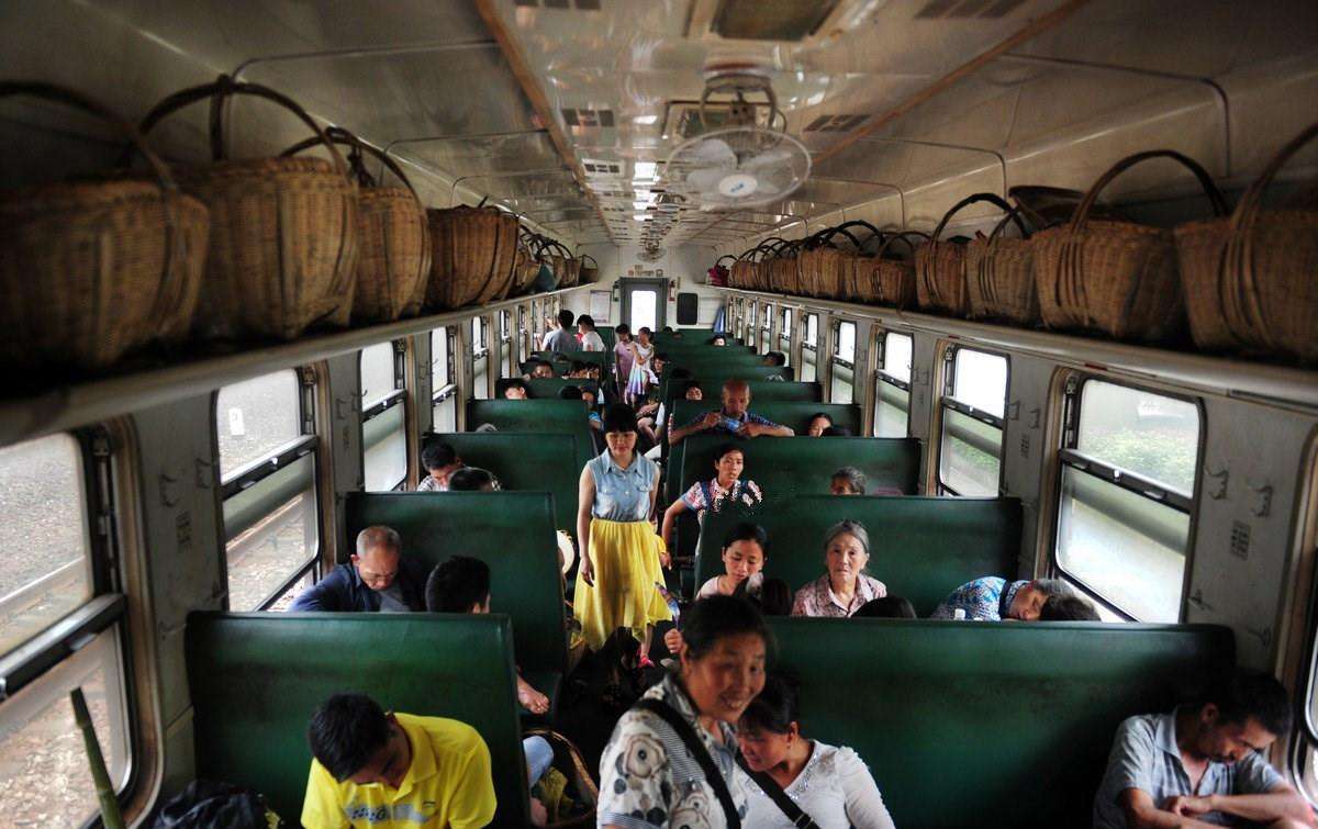 火车上的粪便是直接放到铁轨上吗,为什么火车上的粪便被排到铁轨上