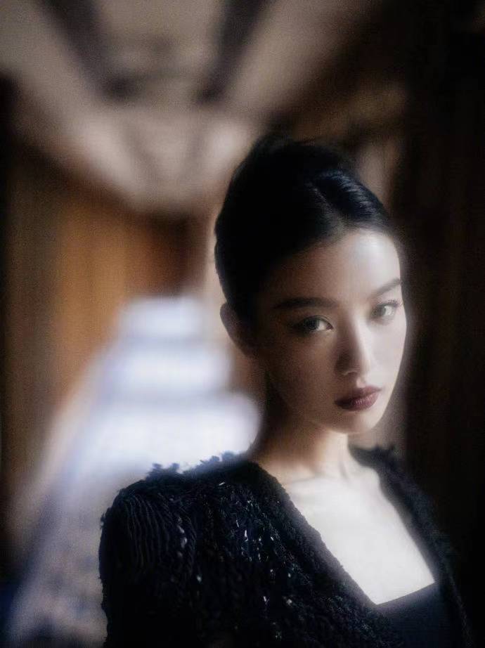 倪妮红毯百变穿搭图,倪妮金色闪光裙高定