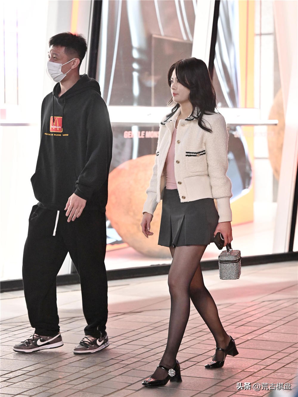 袜靴粗高跟鞋怎么搭配,夏天黑色短丝袜日常搭配高跟鞋